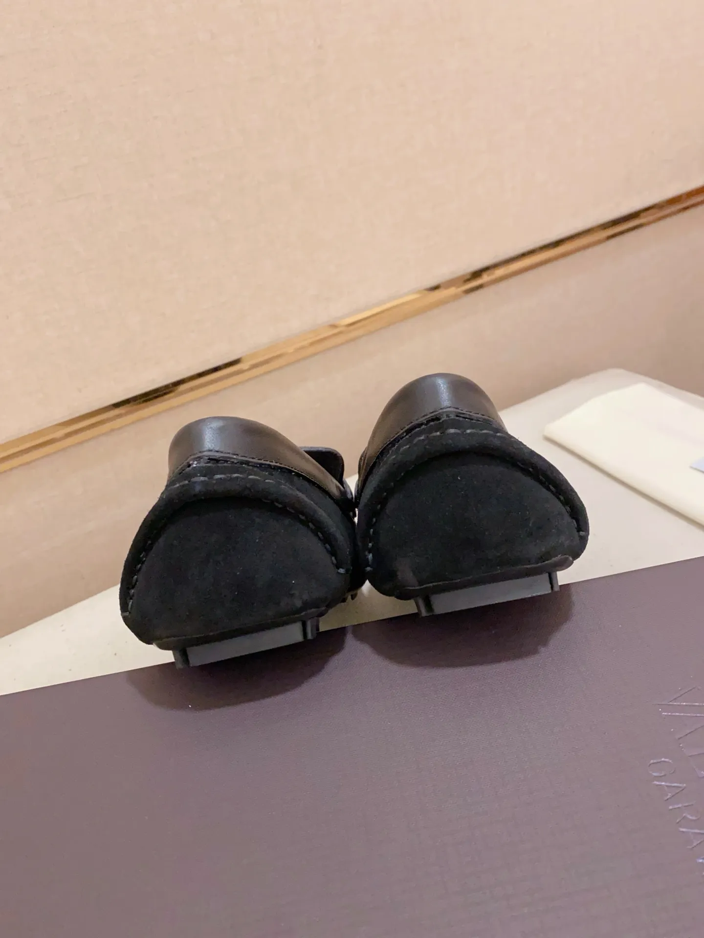Men's shoes💰: 680💰VALENTINO, made of imported cowhide with imported water-dyed cowhide lining, iconic hardware and iconic wear-resistant outsole. 38-44. 45 VALENTINO packaging can be customized to enjoy the brand’s iconic product packaging